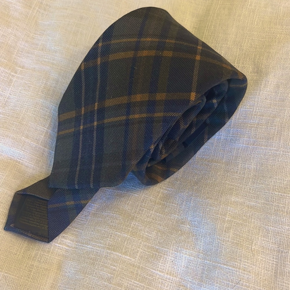 100% silk Brooks Brothers tie in excellent condition!